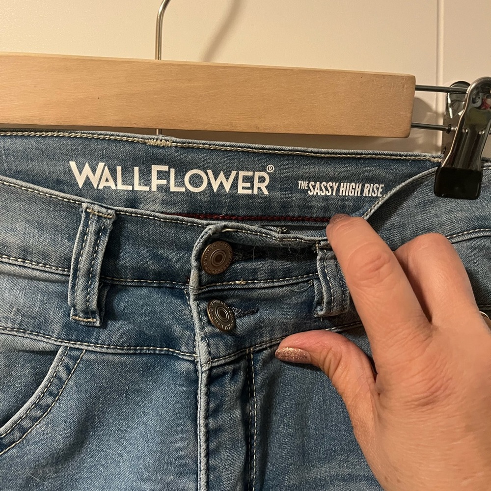 Wallflower Juniors High Rise Shorts - Picture 2 of 4